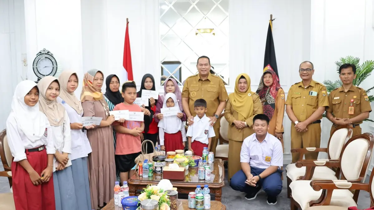 Wali Kota Pariaman Yota Balad menyerahkan bantuan sosial kepada korban kebakaran dan warga terdampak pohon tumbang di Kota Pariaman, Senin (15/6/2026). Bantuan difokuskan untuk meringankan beban keluarga dan mendukung keberlanjutan pendidikan anak.