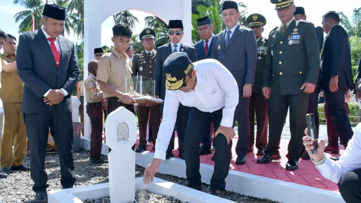 Wakil Gubernur Sumatera Barat Vasco Ruseimy melakukan peletakan tanah makam pejuang Rasyid Bagindo Magek di Taman Makam Pahlawan (TMP) Siti Manggopoh, Lubukbasung, Senin (15/6), disaksikan Wakil Bupati Agam Muhammad Iqbal, Forkopimda, serta tokoh masyarakat. (DOK PEMKAB AGAM)