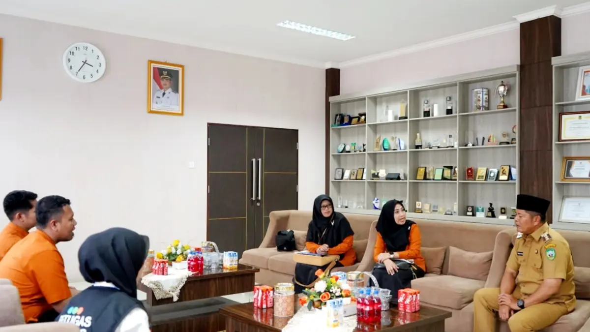 Bupati Pasaman Welly Suhery saat berdialog bersama Kepala BPS Pasaman Nita Andriyani di Rumah Dinas Bupati, Senin (15/6). Dalam kesempatan tersebut, Bupati mengajak agar momentum SE 2026 dimanfaatkan guna menghasilkan data yang akurat dan berkualitas. (DOK DISKOMINFO)