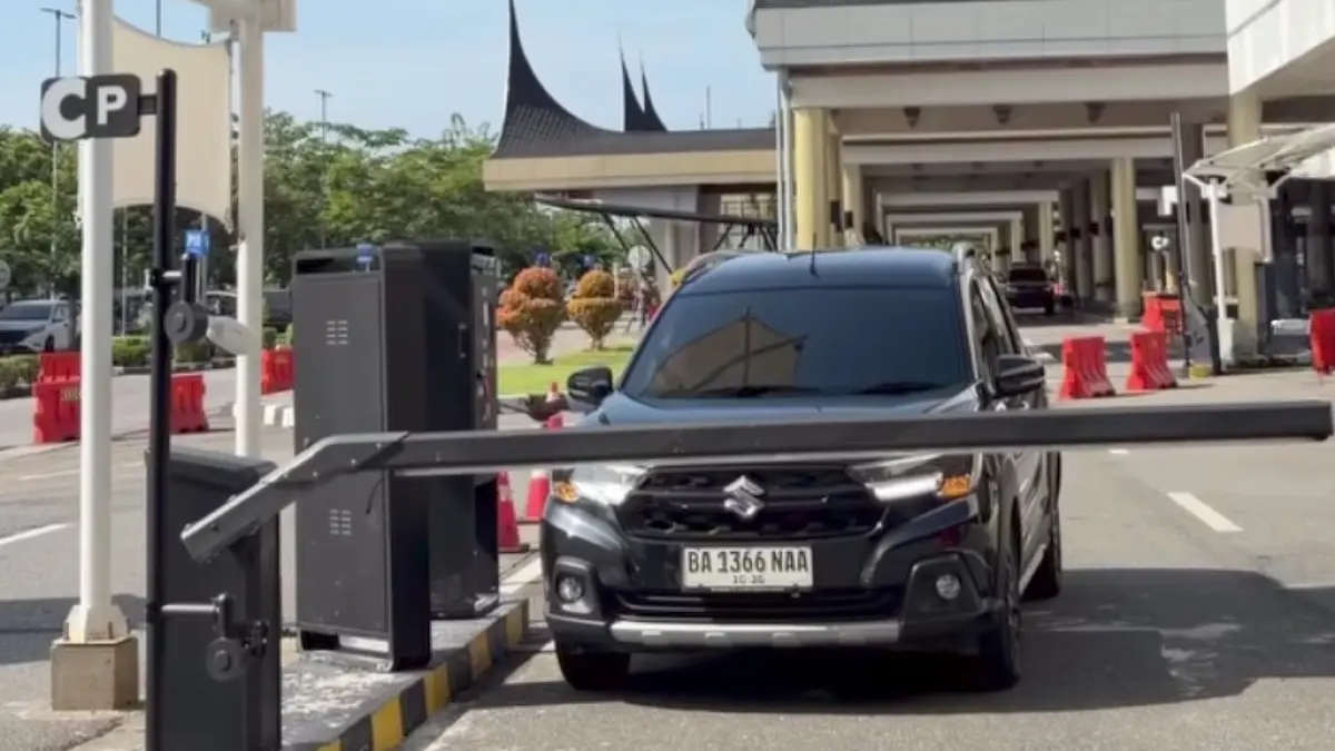 Bandara Internasional Minangkabau menguji coba layanan Pick Up Premium gratis pada 16-30 Juni 2026. Fasilitas ini memungkinkan kendaraan penjemput standby tepat di depan terminal kedatangan.