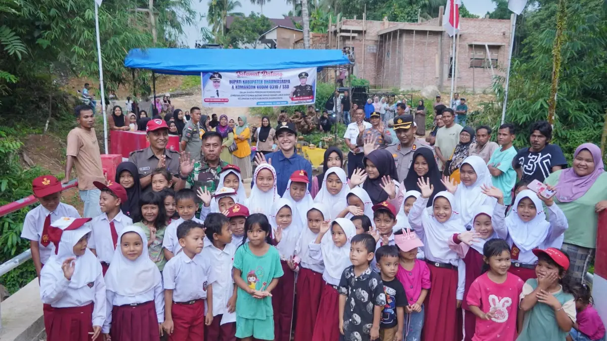 Bupati Dharmasraya Annisa Suci Ramadhani bersama unsur TNI dan Forkopimda meresmikan Jembatan Aramco Batang Siraho di Nagari Lubuk Karak, Kecamatan Sembilan Koto, Senin (15/6/2026).