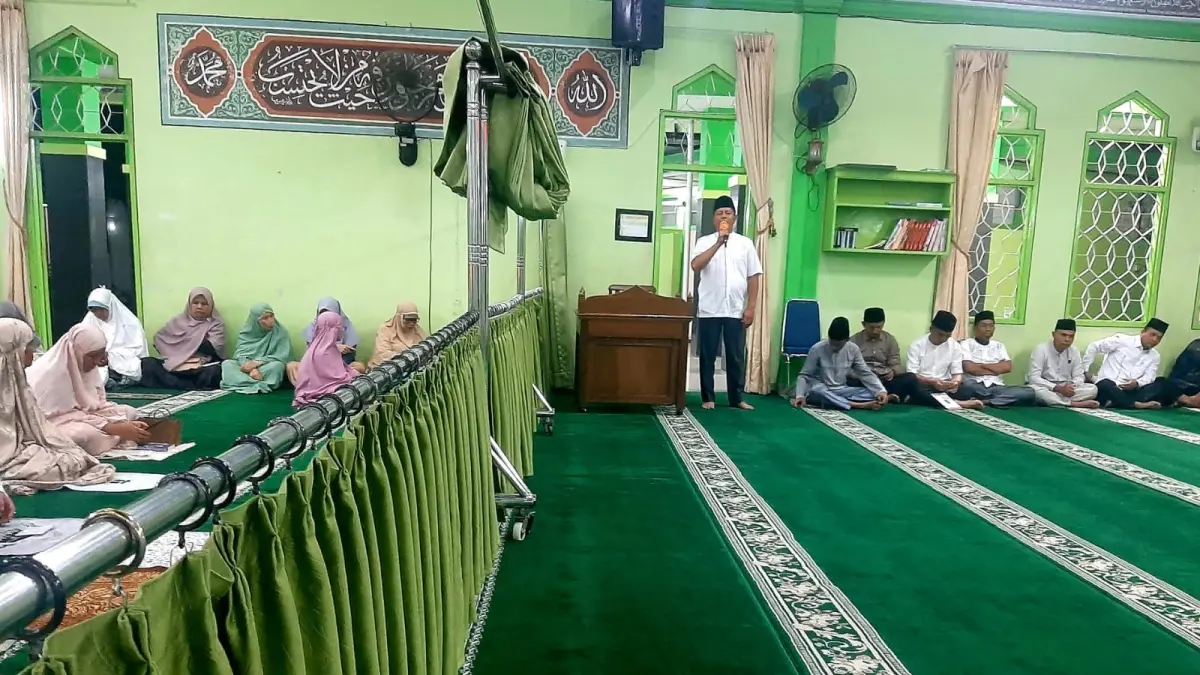Bupati Pasaman Welly Suhery, saat pelaksanaan Dzikir dan Muhasabah menyambut Tahun Baru Hijriah 1448 di Masjid Agung, Pasaman Islamic Center (PIC), Senin malam (15/6). (DOK DISKOMINFO)