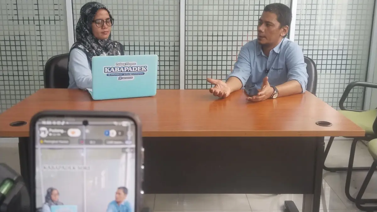 Jurnalis senior Padang Ekspres, Tandri Eka Putra saat menjadi narasumber pada program KABA PADEK Sore yang dipandu Febi Tri Lianti di Graha Pena, Lubukbuaya, Senin (15/6). (DOK PADEK)