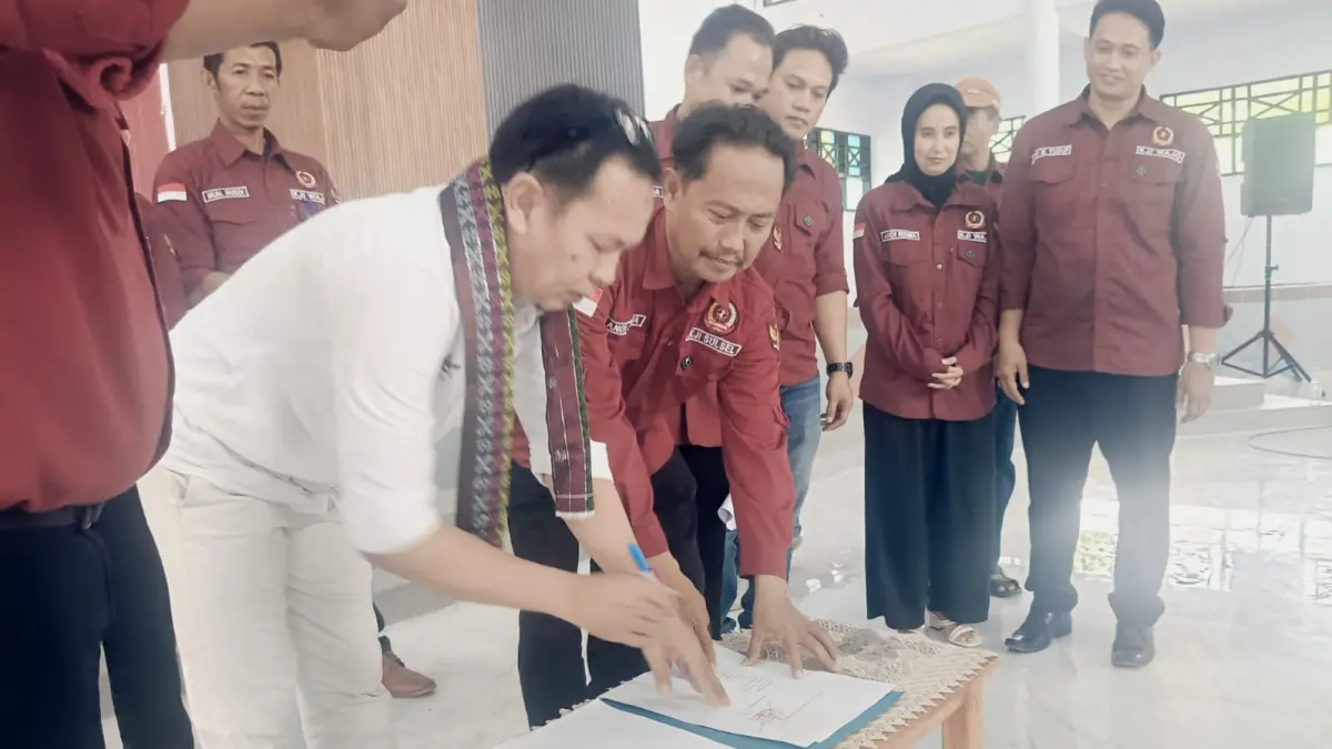 Ketua KJI Sulawesi Selatan Edy Basri membubuhkan tanda tangan di SK Pengurus Daerah KJI Wajo periode 2026-2029 di Gedung Islamic Center Sengkang, Senin (15/6/2026).