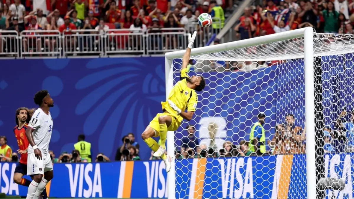 Kiper Cape Verde Vozinha melakukan penyelamatan gemilang saat menghadapi Spanyol pada laga Grup H Piala Dunia 2026 di Mercedes-Benz Stadium, Atlanta.(Foto: X @WorldCupMedia)