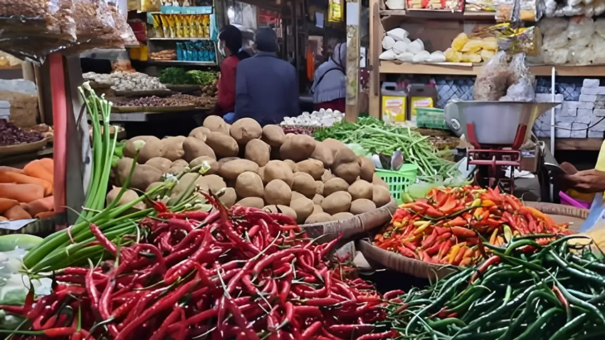 Pedagang kebutuhan dapur di Pasar Raya Solok. Kenaikan harga BBM dan pelemahan nilai tukar rupiah memicu lonjakan harga sejumlah bumbu dapur, termasuk bawang merah, bawang putih, cabai, dan tomat yang semakin terasa sejak 15 Juni 2026.