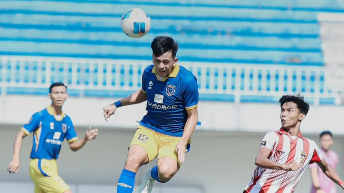 Pemain PSP (kanan) berusaha mengawal lajunya pemain Persma Manado dalam lanjutan Liga 4 Nasional di Stadion Mandala Krida, Yogyakarta, Senin (15/6) sore. (IG Persma Manado)