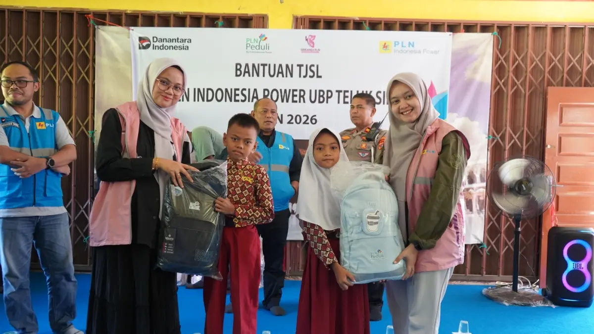 Perwakilan Srikandi PT PLN Indonesia Power UBP Teluk Sirih berpartisipasi dalam kegiatan penyerahan bantuan kepada SDN 12 Pasar Teluk Kabung, baru-baru ini. (DOK PLN)