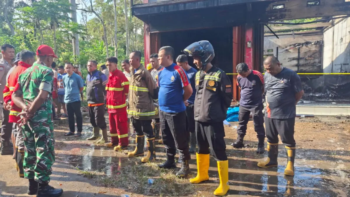 Petugas Damkar Tanahdatar lakukan monev usai memadamkan kebakaran yang menghanguskan dua unit ruko di Jorong Taratak Indah, Nagari Sungayang, Kecamatan Sungayang, Selasa (16/6/2026). (Damkar Tanahdatar)