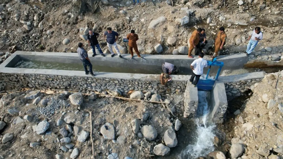 Petugas melakukan penanganan darurat pada jaringan irigasi Gumarang di Kabupaten Agam yang rusak akibat banjir hidrometeorologi di Sumatera Barat. (Dok. Dinas SDABK Sumbar)