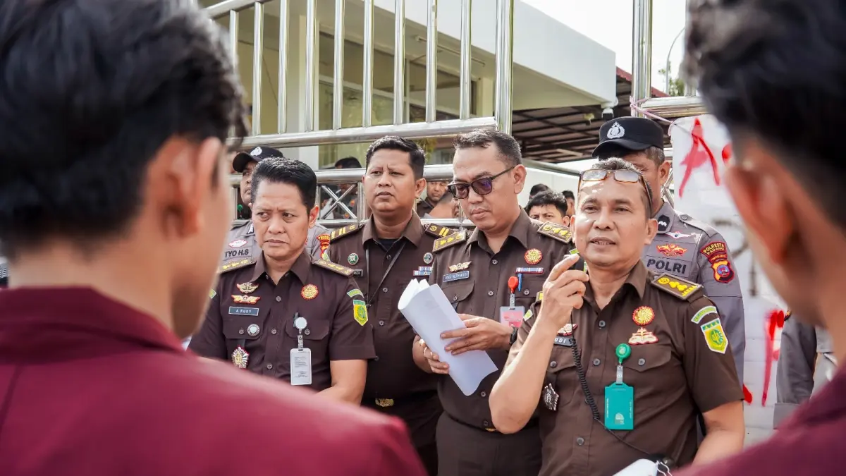 Plh Kasi Penkum Kejati Sumbar, Budi Sastera saat memberikan keterangan pada aksi demonstrasi mahasiswa UIN IB di depan halaman kantor Kejati Sumbar beberapa waktu yang lalu.