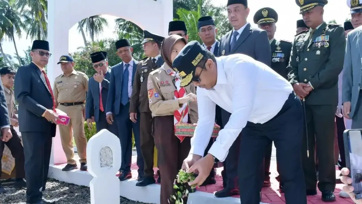 Prosesi tabur bunga mewarnai peringatan 117 Tahun Perang Manggopoh di Kabupaten Agam, Senin (15/6/2026).