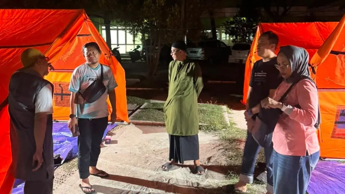 RSUD Madani Palu Utara mendirikan tenda darurat pascagempa M6,7 yang mengguncang Sulawesi Tengah, Selasa (16/6/2026), guna memastikan pelayanan kesehatan bagi masyarakat tetap berjalan lancar. (FB RSUD Madani)