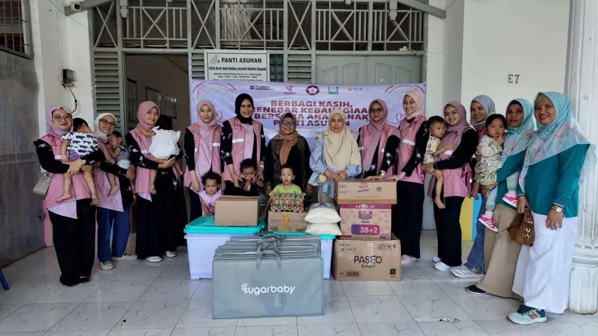 Srikandi PT PLN Indonesia Power UBP Teluksirih bersama LAZ Annur dan PIKK menyerahkan bantuan serta santunan kepada anak-anak Panti Asuhan Jasmin Nabila Inayah, Kota Padang, Jumat lalu. (DOK PLN)