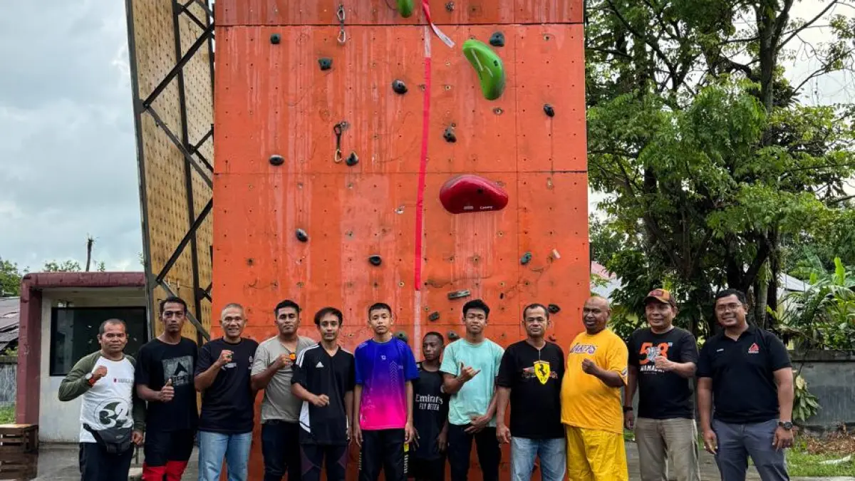 Sumbar mengirim dua atlet terbaik (enam & delapan kiri) ke Kejurnas Panjat Tebing KU 2026 di Jakarta. Vidi Alviano dan Syafaad Yusuf membidik medali emas.