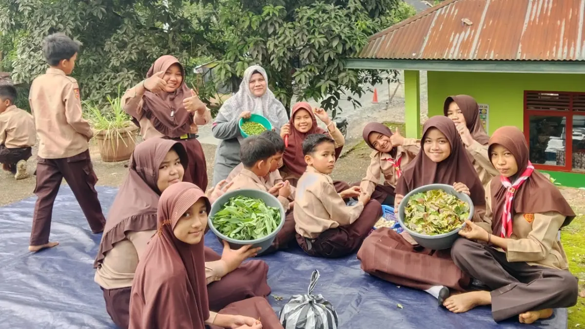UPTD SD Negeri 02 Halaban sedang praktik memasak makanan tradisonal di halaman sekolah beberapa waktu lalu. (TIM LAMAN GURU)