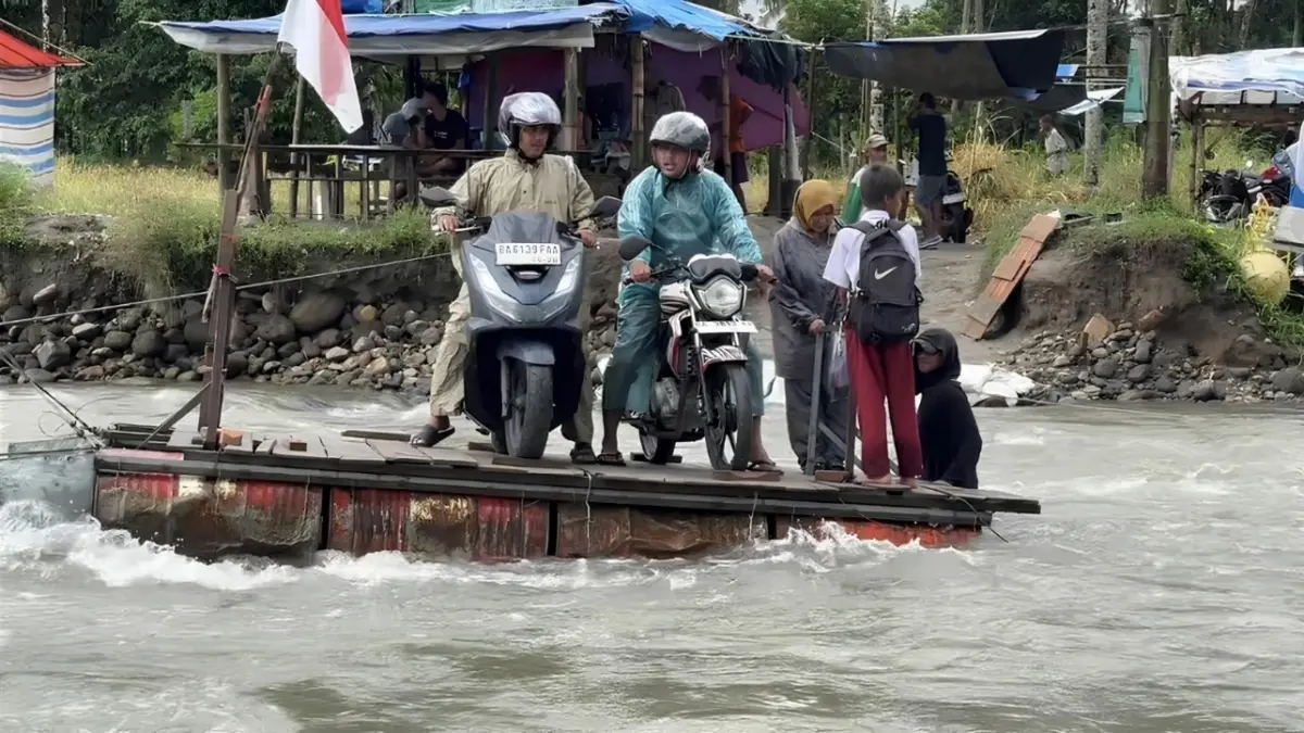 Warga hingga kini masih mengandalkan rakit sederhana yang terbuat dari tong oli bekas untuk menyeberangi Batanganai. (DOK PEMKAB PADANGPARIAMAN)
