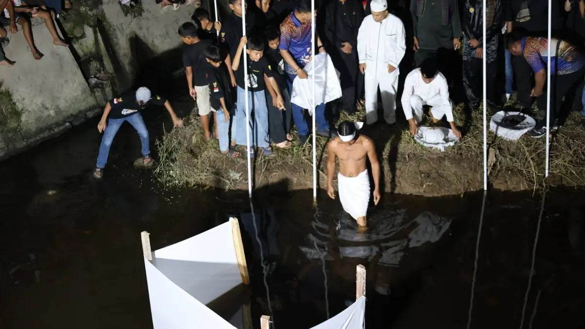 Anak Tabuik melaksanakan prosesi Maambiak Tanah di aliran sungai di Kecamatan Pariaman Tengah, Kota Pariaman, Selasa (16/6/2026). Prosesi yang menandai dimulainya rangkaian Pesona Hoyak Tabuik Piaman 2026 ini bertepatan dengan 1 Muharram 1448 Hijriah.