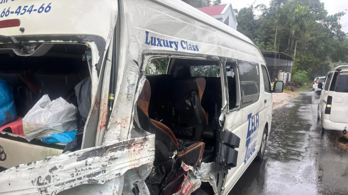 Kondisi Micro Bus Toyota Hiace usai menghantam Truk Tronton Boks di Jorong Air Putih, Kecamatan Harau, Rabu (17/6/2026). Insiden yang dipicu ban pecah itu menewaskan satu penumpang. (Satlantas Polres Limapuluh Kota)