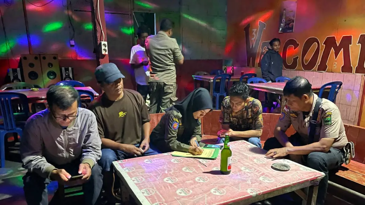 Penertiban kafe kawasan Pasar Buah, Pasar Usang, Kecamatan Batanganai. (DOK SATPOL PP PADANGPARIAMAN)