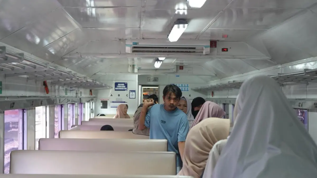 Penumpang menunggu keberangkatan kereta api di Stasiun Padang, Sumatera Barat. Selama libur Tahun Baru Islam 1448 Hijriah, KAI Divre II Sumbar melayani 8.659 pelanggan atau mencapai 111 persen dari kapasitas tempat duduk yang disediakan.