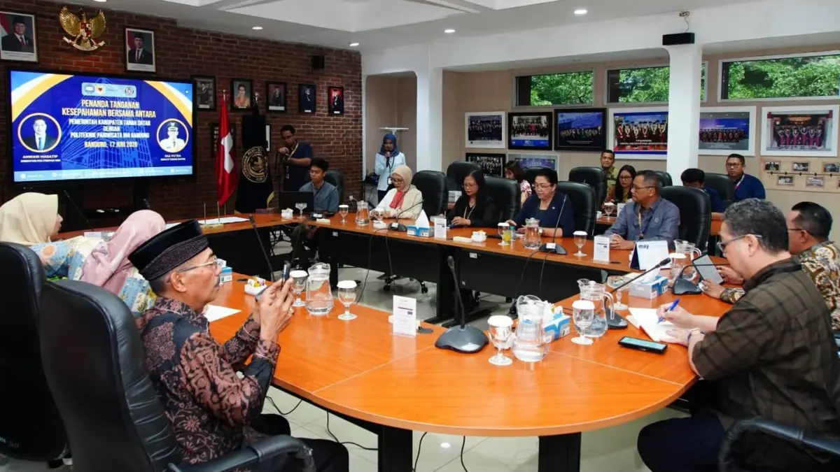 Pertemuan Bupati Tanahdatar dengan Poltekpar NHI Bandung di Kota Bandung, Jawa Barat, Rabu (17/6/2026), untuk memperkuat pengembangan pariwisata dan ekonomi kreatif.