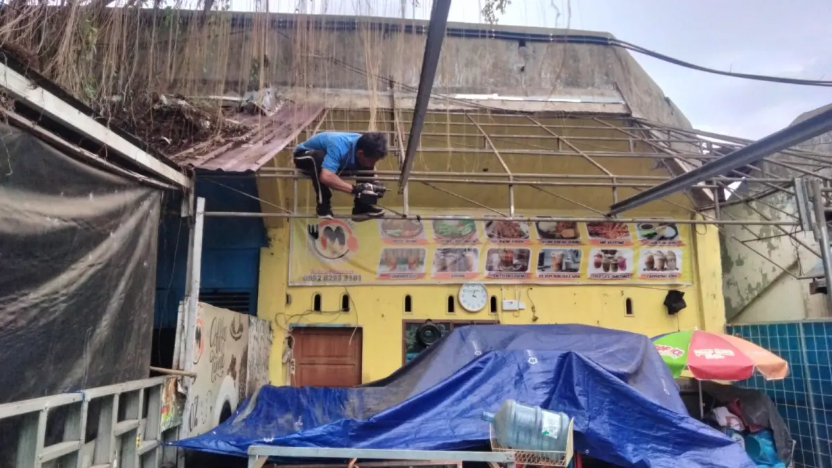 Relokasi pedagang GOR Haji Agus Salim Padang dimulai, listrik dipadamkan, lapak dibongkar, menyisakan kenangan tak terlupakan bagi penghuni GHAS. (endang pribadi)