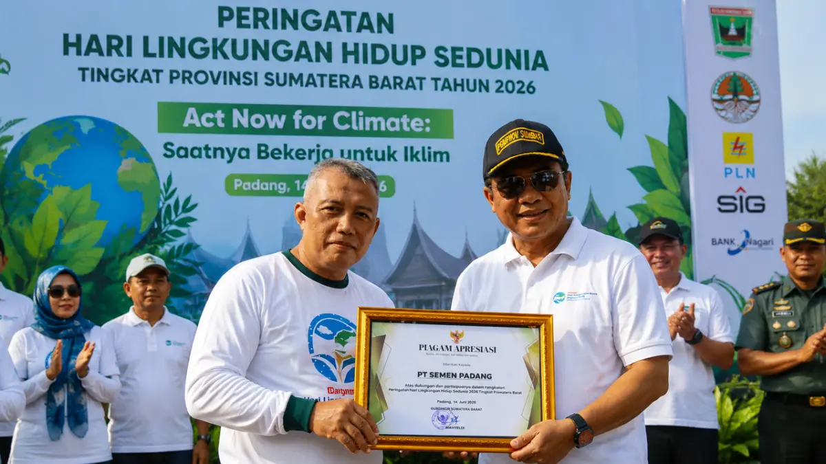 Staf TJSL Unit CSR PT Semen Padang Nurwan menerima penghargaan dari Asisten I Setdaprov Sumbar Adib Alfikri. Penghargaan tersebut diberikan kepada PT Semen Padang atas kontribusinya dalam mendukung kegiatan Hari Lingkungan Hidup Sedunia Tahun 2026.
