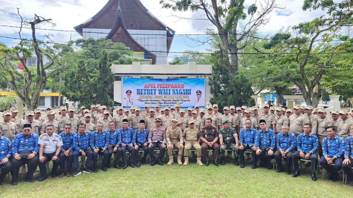 Bupati Pesisir Selatan Hendrajoni didampingi Wakil Bupati Risnaldi Ibrahim dan Kepala DPMD Pesisir Selatan Mar Alamsyah berfoto bersama para wali nagari sebelum keberangkatan mengikuti retret di Kampus IPDN Sumatera Barat, Baso, Kabupaten Agam, dari halaman Kantor Bupati Pesisir Selatan, Rabu (17/6).
