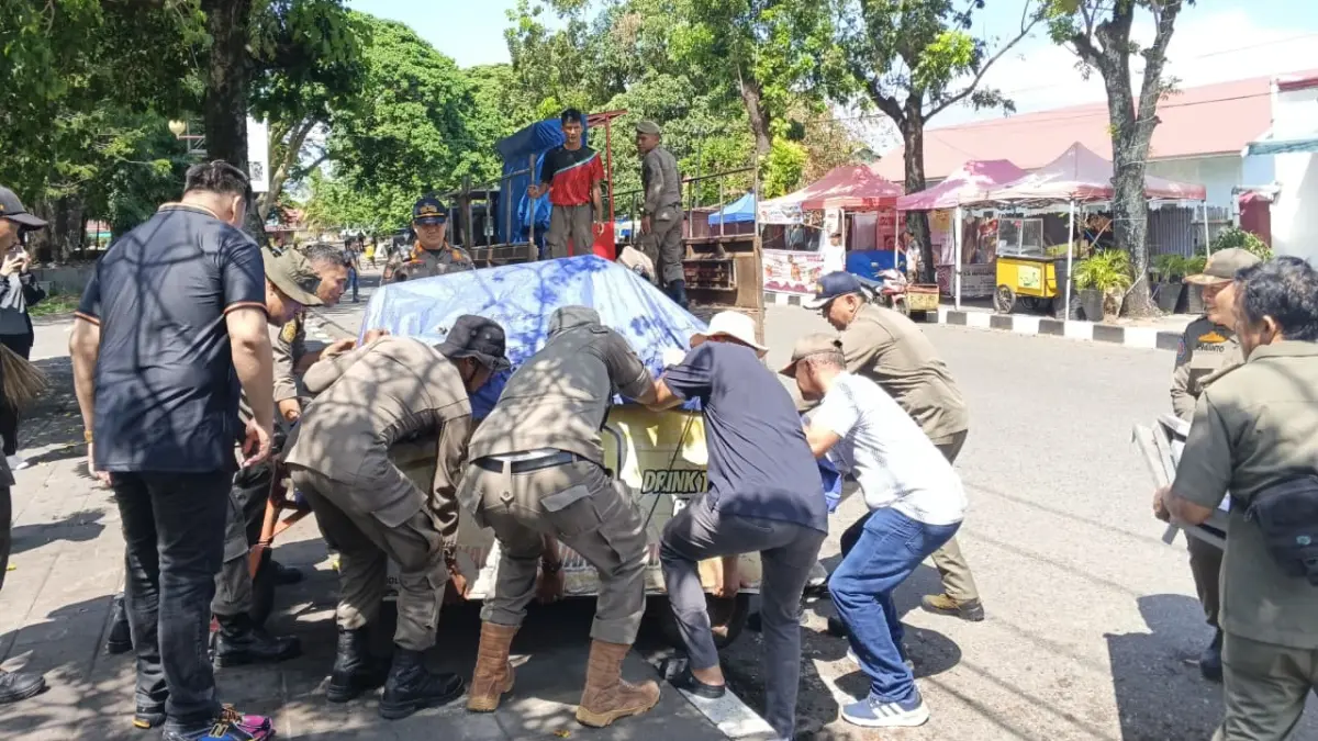 Tim gabungan lakukan penertiban PKL di GOR Haji Agus Salim Padang demi kelancaran program revitalisasi dan rekonstruksi, Rabu (17/6/2026).