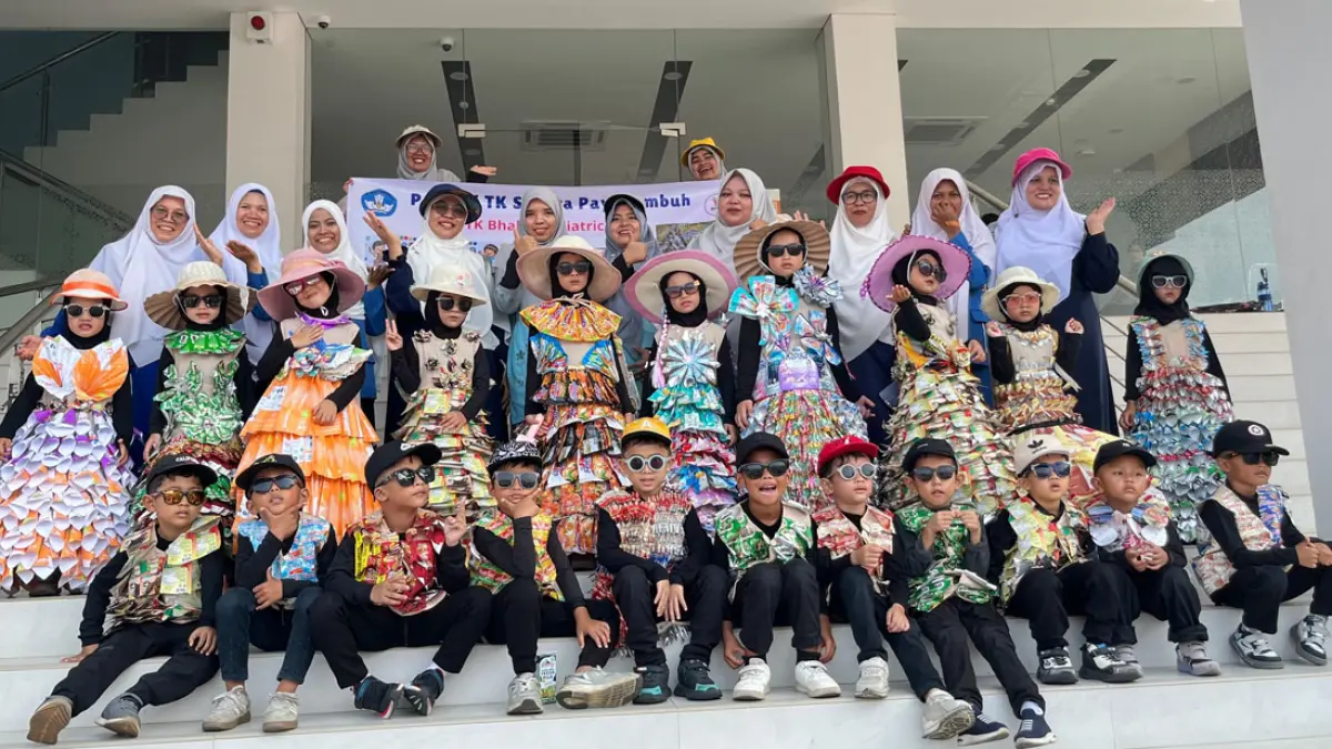 TK Bhakti Pediatrica mengabadikan gaun cantik “Kreativitas Tanpa Batas dari sampah” di sela-sela  perhelatan akbar puncak Porseni Taman Kanak-Kanak (TK) se-Kota Payakumbuh  beberapa waktu lalu. (TIM LAMAN GURU)