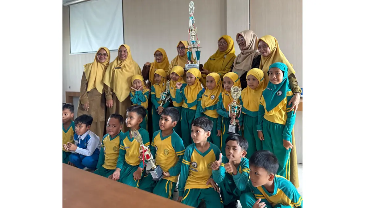 TK Jamiatul Hujjaj IPHI foto bersama guru usai meraih juara umum pada Pekan Olahraga dan Seni (Porseni) TK yang diselenggarakan IGTKI-PGRI Kota Payakumbuh pada 2 hingga 6 Juni 2026 lalu. (TIM LAMAN GURU)