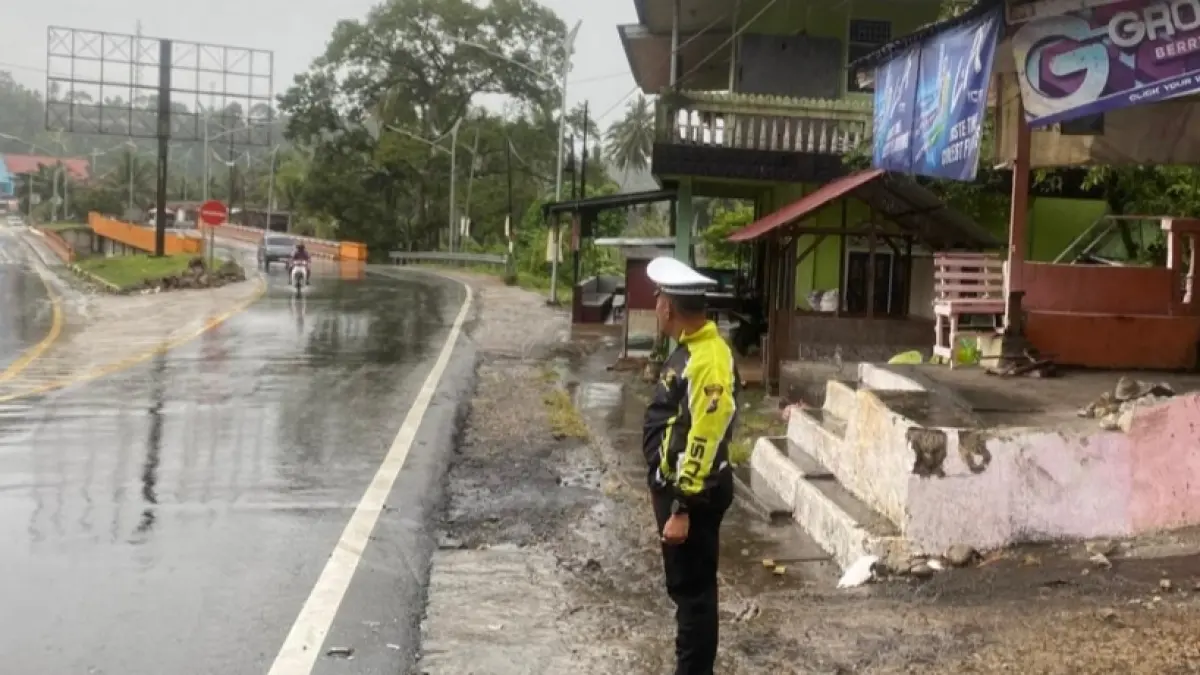 Lokasi Mitsubishi Colt Diesel mengalami kecelakaan tunggal di kawasan Jembatan Kembar Kiambang, Nagari Lubuk Pandan, Padangpariaman, Rabu (17/6/2026). Kendaraan hilang kendali akibat jalan basah dan menghantam beton penyangga warung warga. (Satlantas Polres Padangpariaman)