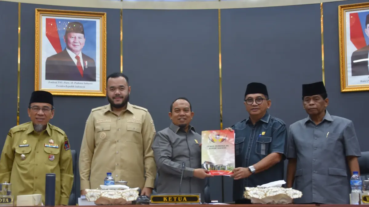 Wako Fadly Amran dan Wawako Maigus Nasir saat menghadiri Rapat Paripurna DPRD Kota Padang yang digelar di Gedung DPRD Kota Padang, Senin (15/6). (DOK INFOPUBLIK)