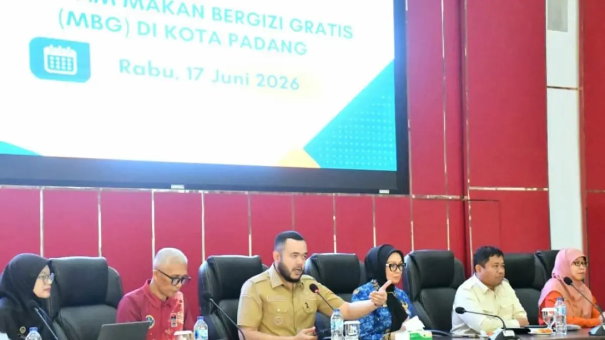 Wali Kota Padang Fadly Amran memimpin rapat evaluasi Program Makan Bergizi Gratis (MBG) bersama kepala SPPG dan OPD di Balai Kota Padang.(Foto: Diskominfo)