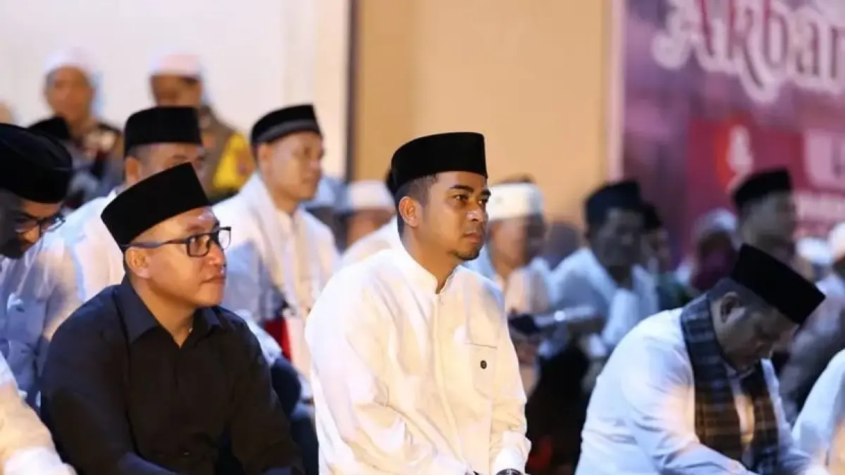 Wali Kota Solok Ramadhani Kirana Putra saat mengikuti Tabligh Akbar Tahun Baru Islam 1 Muharram 1448 Hijriah di Masjid Agung Al Muhsinin, Kota Solok, Selasa (16/6). (DOK PEMKO SOLOK)