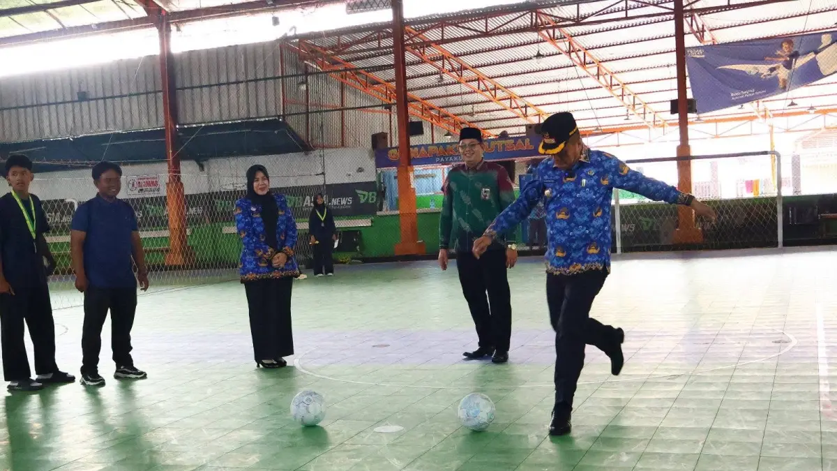 Wawako Payakumbuh, Elzadaswarma melakukan tendangan pertama pada Turnamen Fun Futsal Piala Bergilir Kakan Kemenag Kota Payakumbuh di Lapangan Futsal Gunapaksi, Rabu (17/6). (DOK PEMKO PAYAKUMBUH)