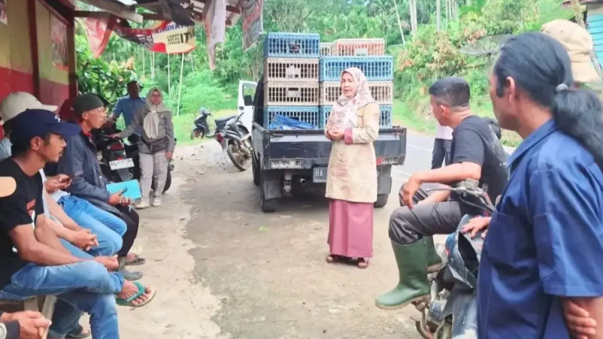 Kepala Dinas Ketahanan Pangan dan Perikanan Kabupaten Agam, Rosva Deswira, memberikan arahan kepada anggota Kelompok Tani Sawah Padang di Nagari Sungai Puar, Kecamatan Palembayan, saat penyerahan bantuan 500 ekor ayam dan 375 kilogram pakan, Kamis (18/6). (DOK DKPP AGAM)