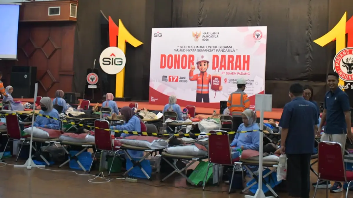 Antusiasme pendonor membludak pada aksi donor darah PT Semen Padang. PMI Kota Padang mengerahkan 35 aftaper di GSG PT Semen Padang, Kelurahan Indarung, Kecamatan Lubukkilangan, Rabu (17/6/2026).