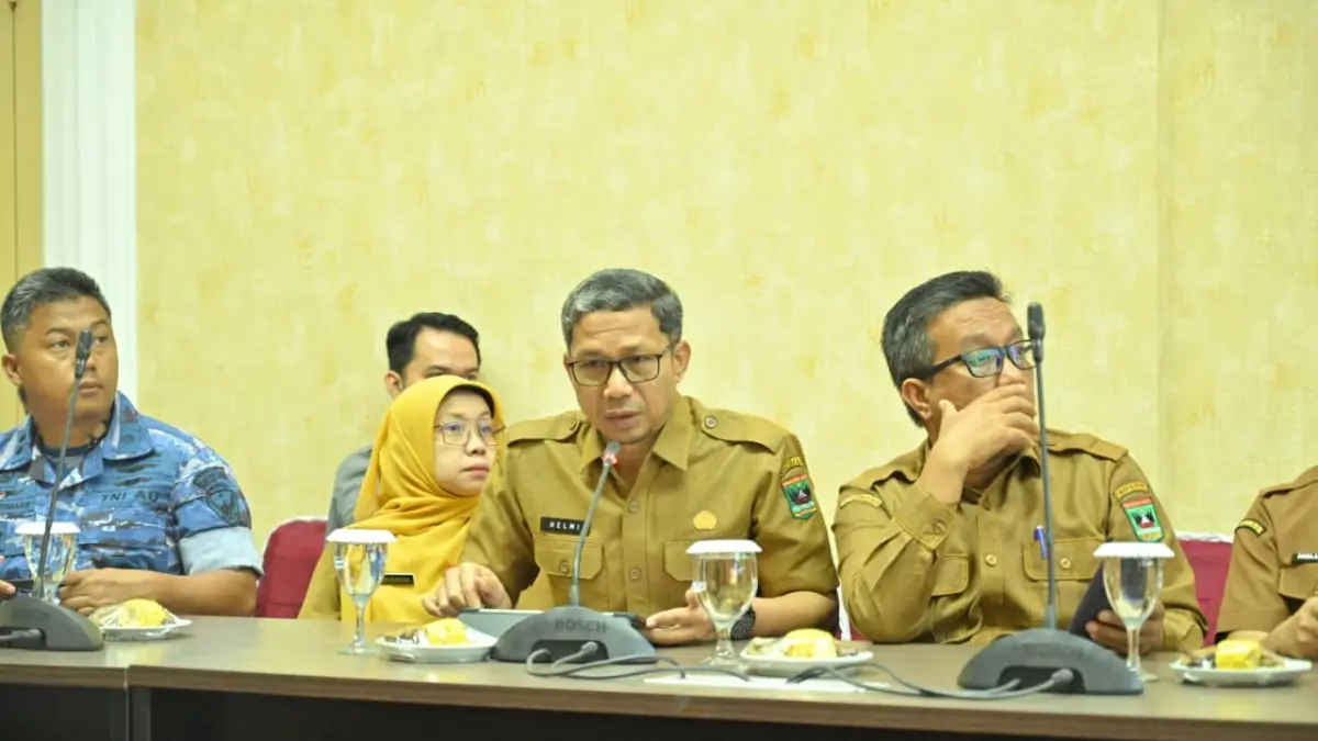Rapat Koordinasi Pengendalian dan Pengawasan Pendistribusian BBM Subsidi di Auditorium Gubernuran, Padang, Kamis (18/6). Pemprov Sumbar menginstruksikan pembentukan Satgas Pengendalian dan Pengawasan BBM Subsidi di seluruh kabupaten/kota. (DOK BIRO ADPIM)