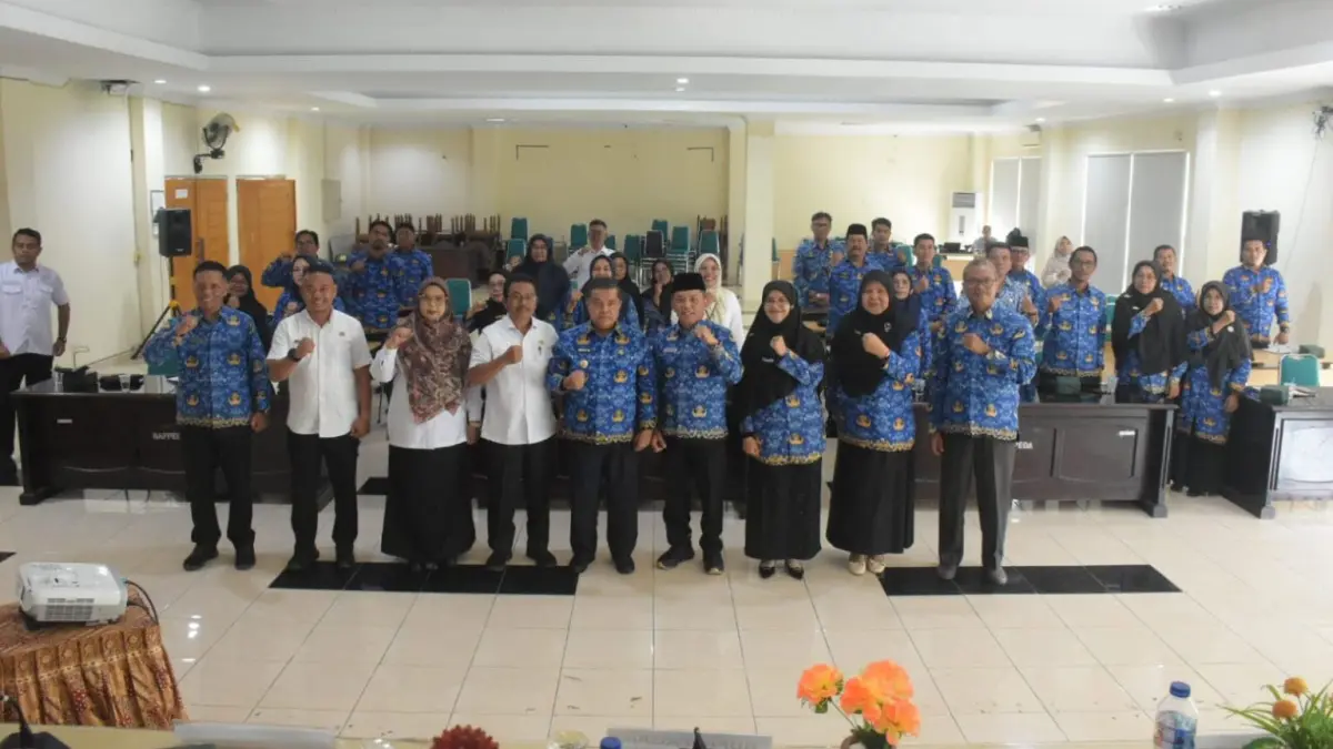 Bupati Agam Benni Warlis Dt Tan Batuah bersama jajaran Dinas Pertanian dan penyuluh pertanian usai Rapat Koordinasi Lingkup Pertanian Kabupaten Agam di Lubukbasung, Rabu (17/6). (DOK PEMKAB AGAM)