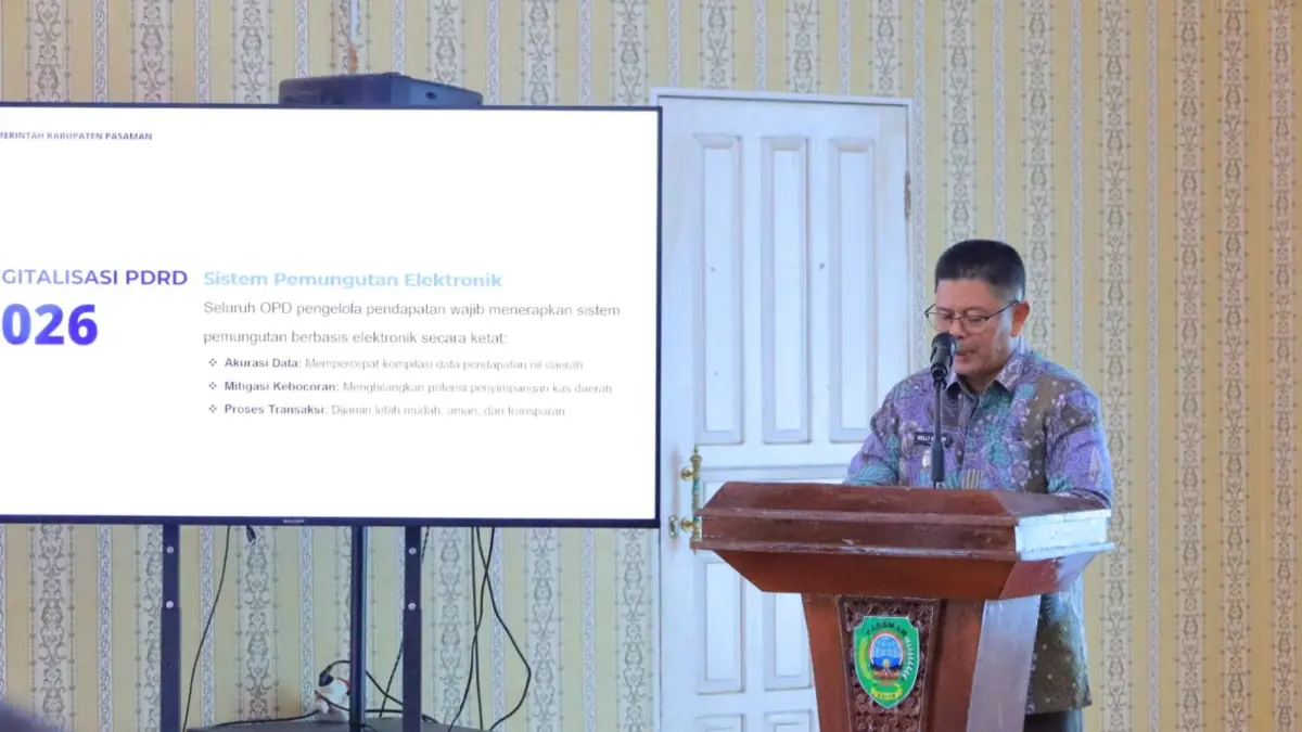 Bupati Pasaman Welly Suhery memberikan arahan saat High Level Meeting TP2DD dan FGD Pengelolaan Keuangan Daerah Tahun 2026 di Balerong Pusako Anak Nagari, Kamis (18/6). 