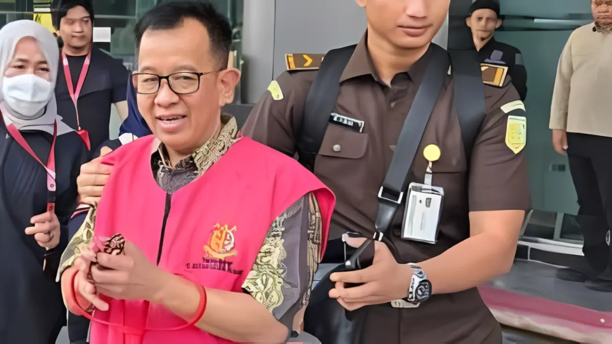 Buronan kasus korupsi kredit Rp34 miliar Beny Saswin Nasrun (BSN) tiba di Padang, Kamis malam (18/6/2026) setelah ditangkap Tim SIRI Kejagung di Jakarta Selatan. Kejari Padang lanjutkan penyidikan. (ist)