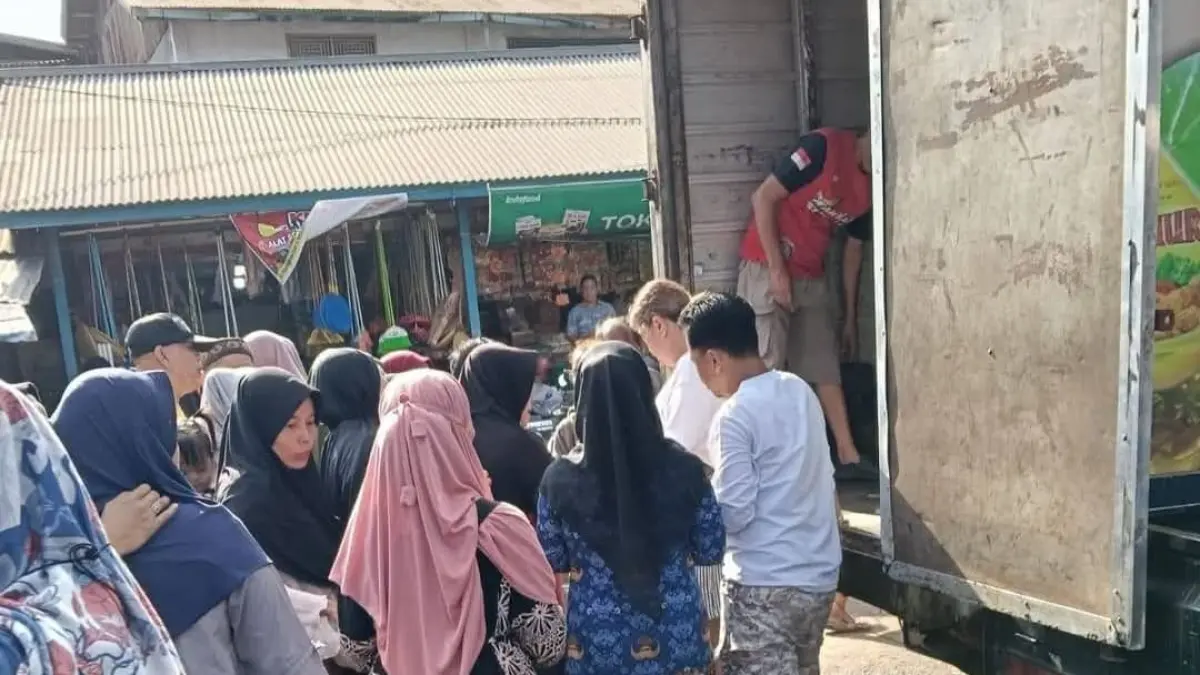 Hari pertama operasi pasar Minyakita di Kota Padang menawarkan harga Rp15.000 per liter kepada masyarakat.