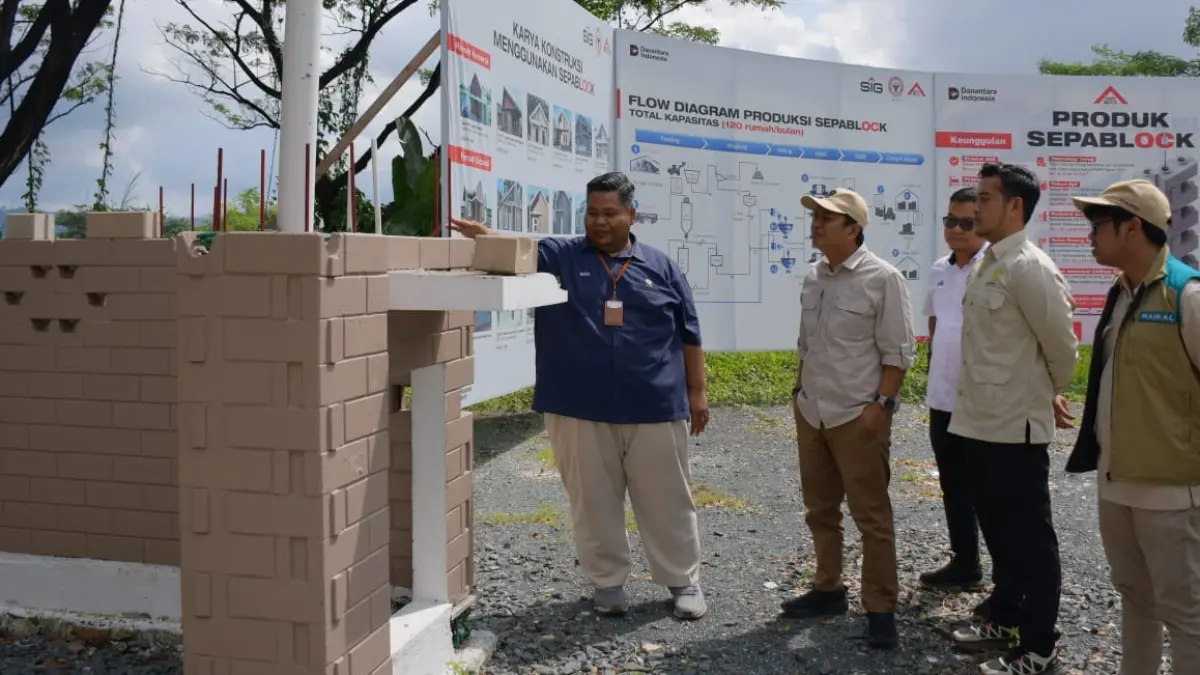 Kepala BP3KP Sumatera III Arifay Saini bersama jajaran meninjau rumah contoh berbasis Sepablock di kawasan PT Semen Padang, Rabu (17/6/2026).