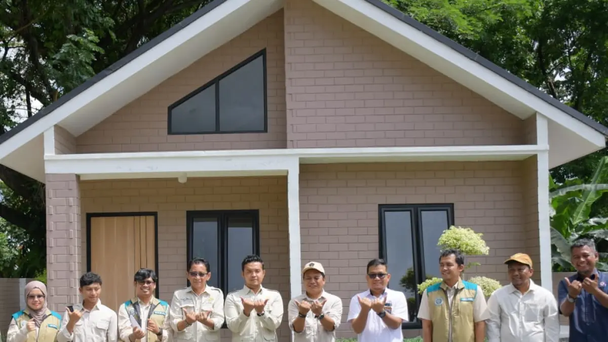 Kepala BP3KP Sumatera III Arifay Saini meninjau rumah contoh berbasis Sepablock di kawasan PT Semen Padang, Padang, Sumatera Barat. Teknologi bata interlock ini dinilai mampu mendukung percepatan pembangunan hunian nasional.