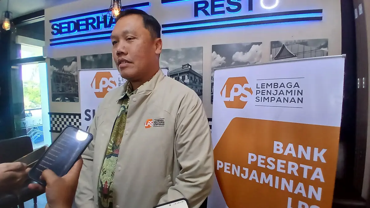 Kepala Kantor Perwakilan Wilayah I LPS Sumatera, Jimmy Ardianto saat memberikan keterangan kepada awak media, Kamis (18/6). (SUYUDI/PADEK)
