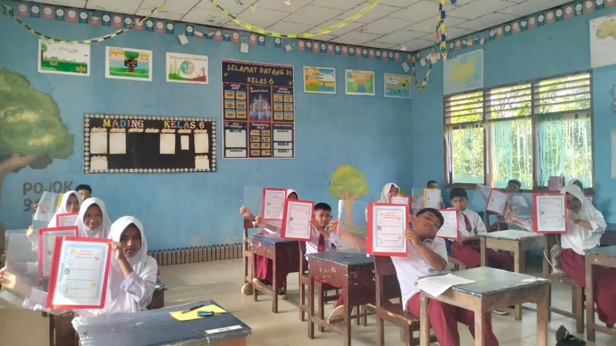Murid SD Negeri 04 Ampalu sedang mengisi jurnal kebaikan harian pada akhir pembelajaran beberapa waktu lalu. (TIM LAMAN GURU)
