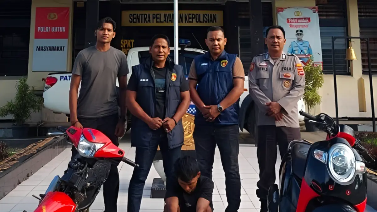 Petugas Polsek Pulau Punjung mengamankan tersangka kasus pencurian sepeda motor beserta barang bukti setelah penangkapan di Kabupaten Dharmasraya, Kamis (18/6/2026).