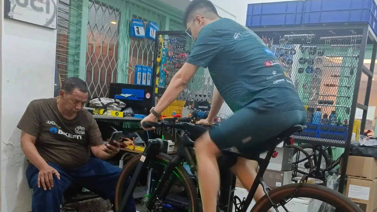 Puspita Mustika Adya bike fitting di rumah salah satu klien. Puspita menjalankan praktik bike doctor sejak 2021. (DOK JPG)